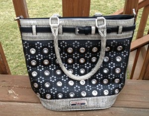 Nicole Lee Suzy’s Delilah Heart & Eyelet Tote Review Nicole Lee Suzy’s Delilah Heart & Eyelet Tote Review