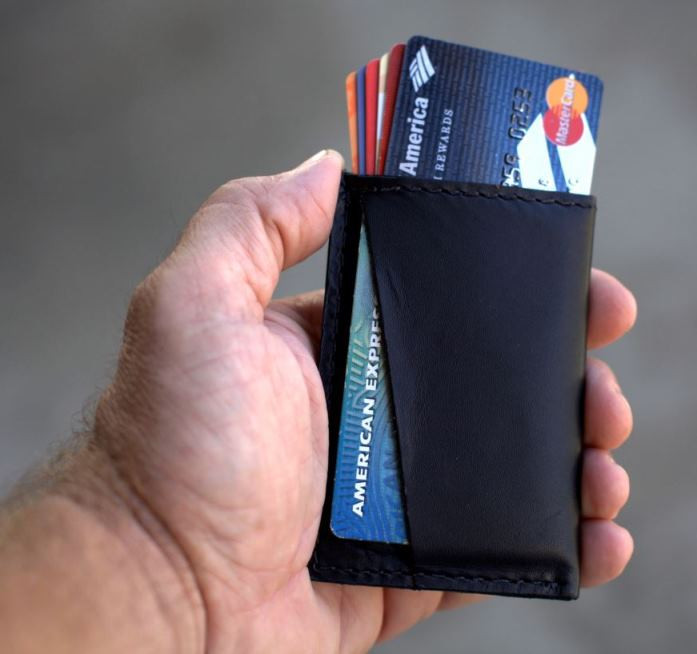 card_wallet_in_hand_2