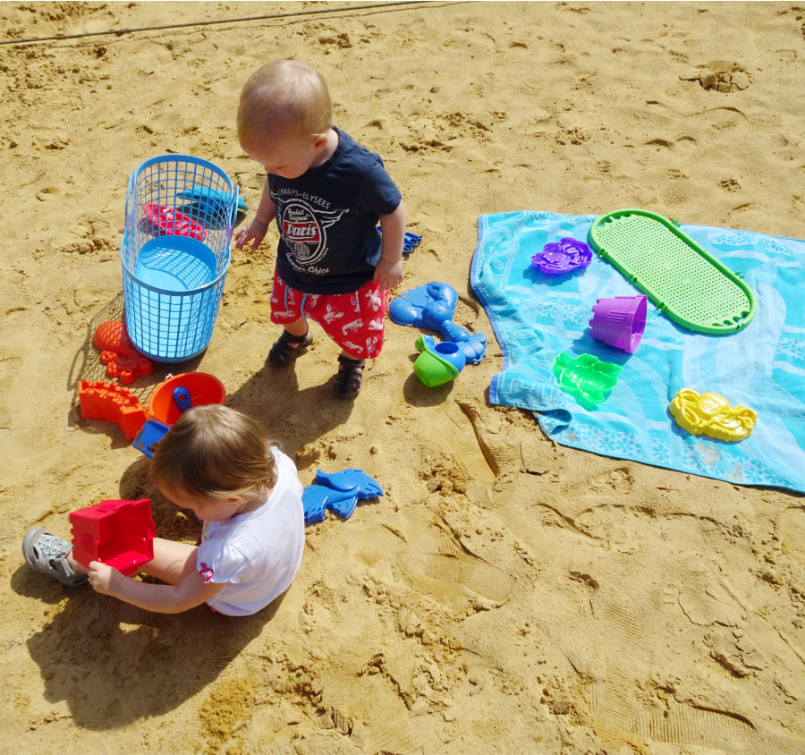 20 Piece Beach Basket Sand Toys