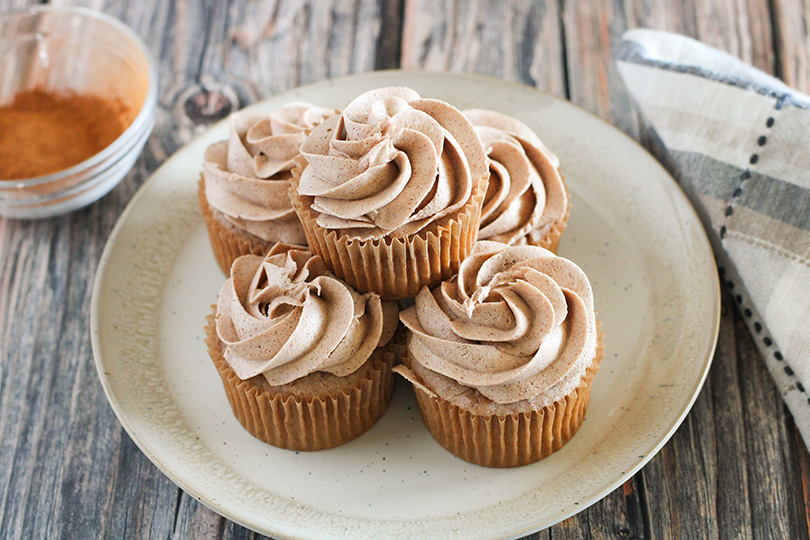 plate of 5 snickerdoodle cupcakes