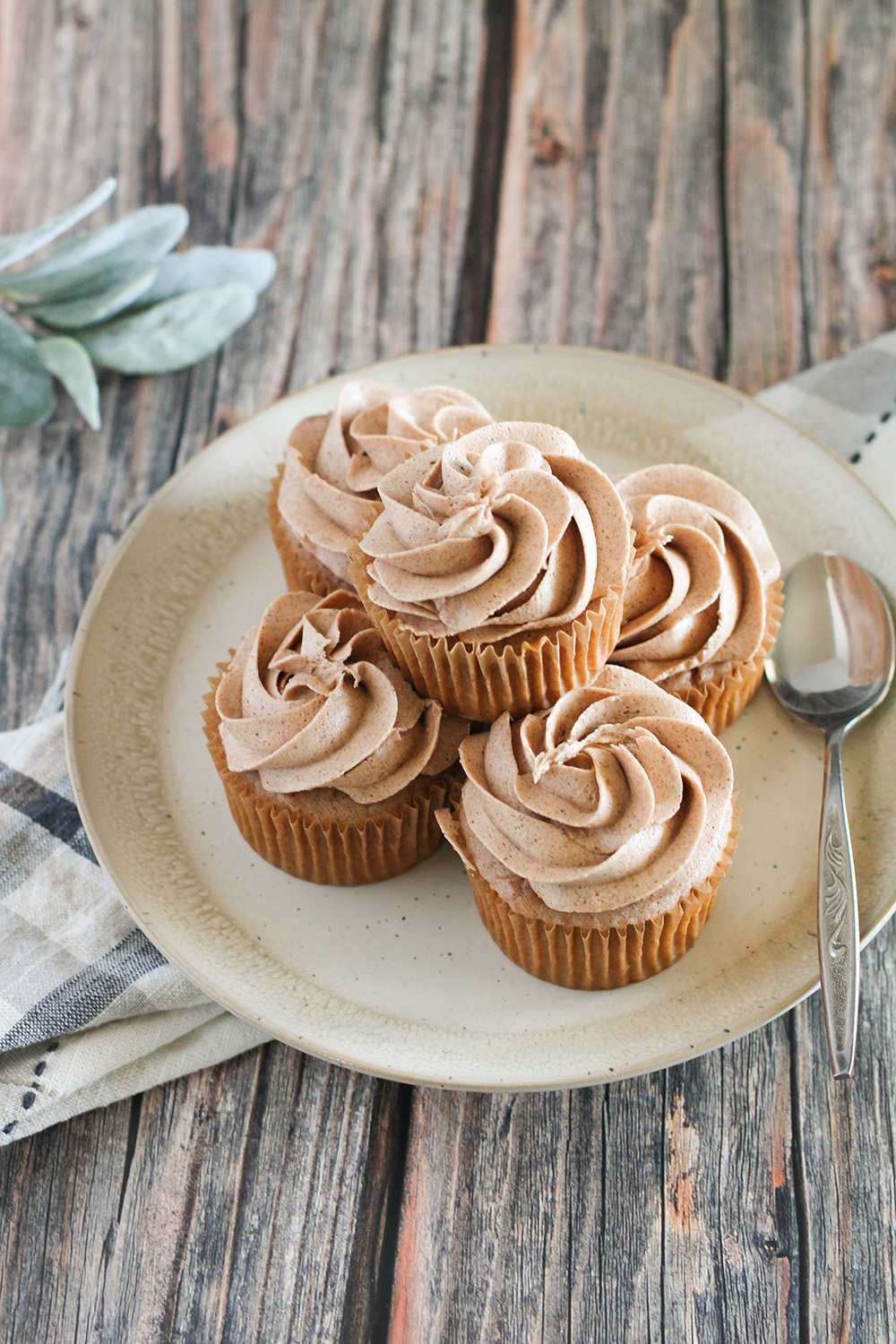 plate of 5 snickerdoodle cupcakes