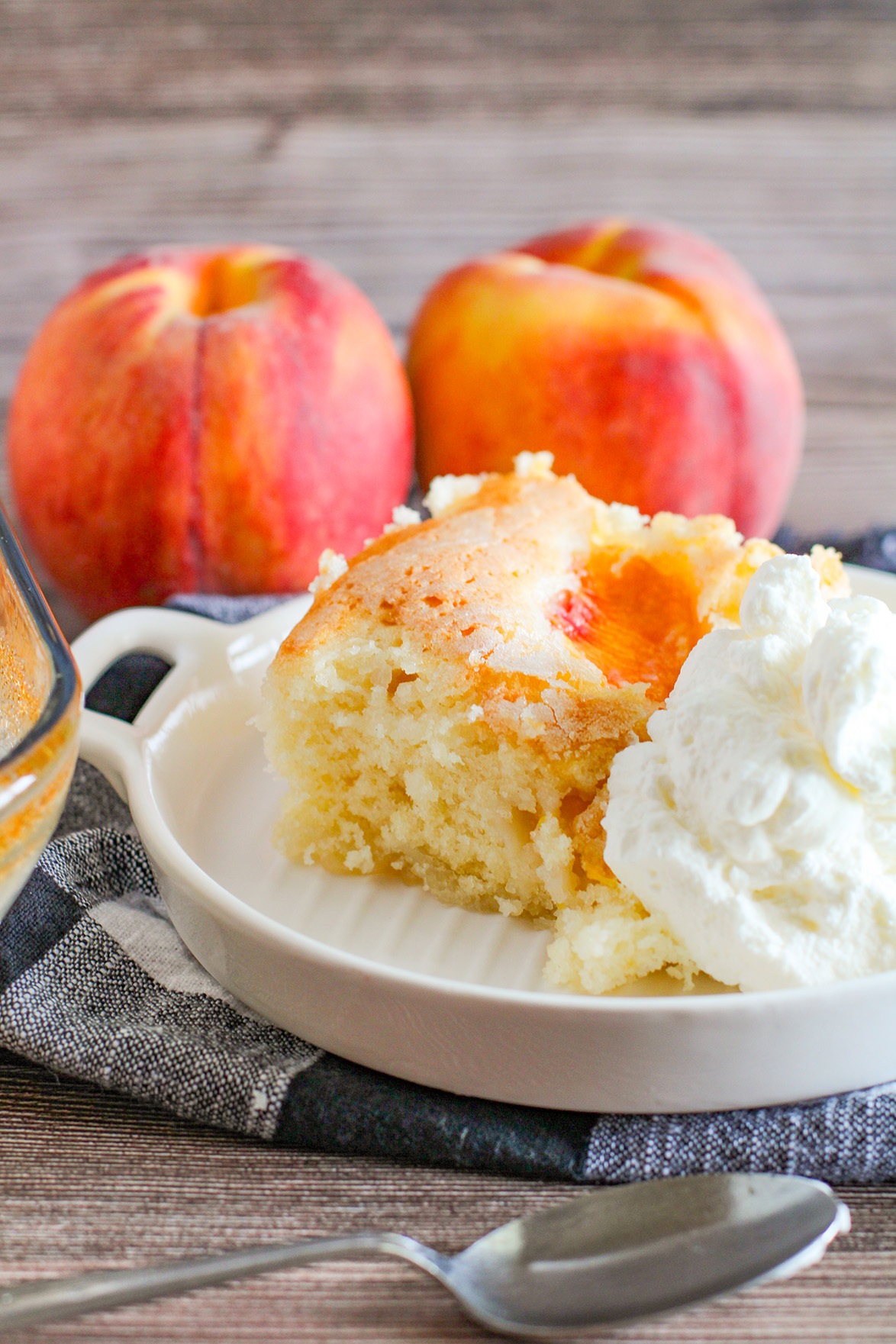 peach cobbler recipe with a bit of whip cream